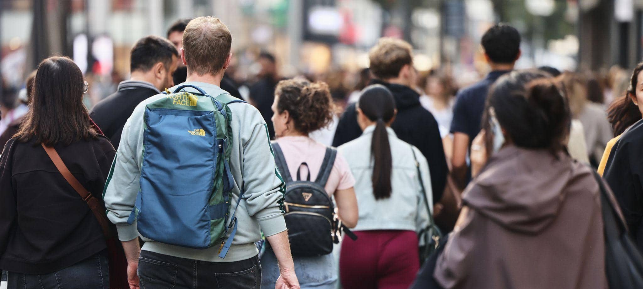 Menschen in der Fußgängerzone