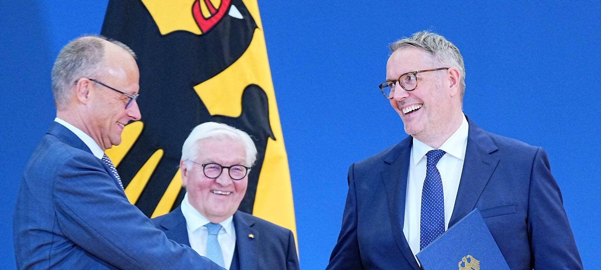 Ernennungsurkunde für Arbeitsminister Schweitzer
