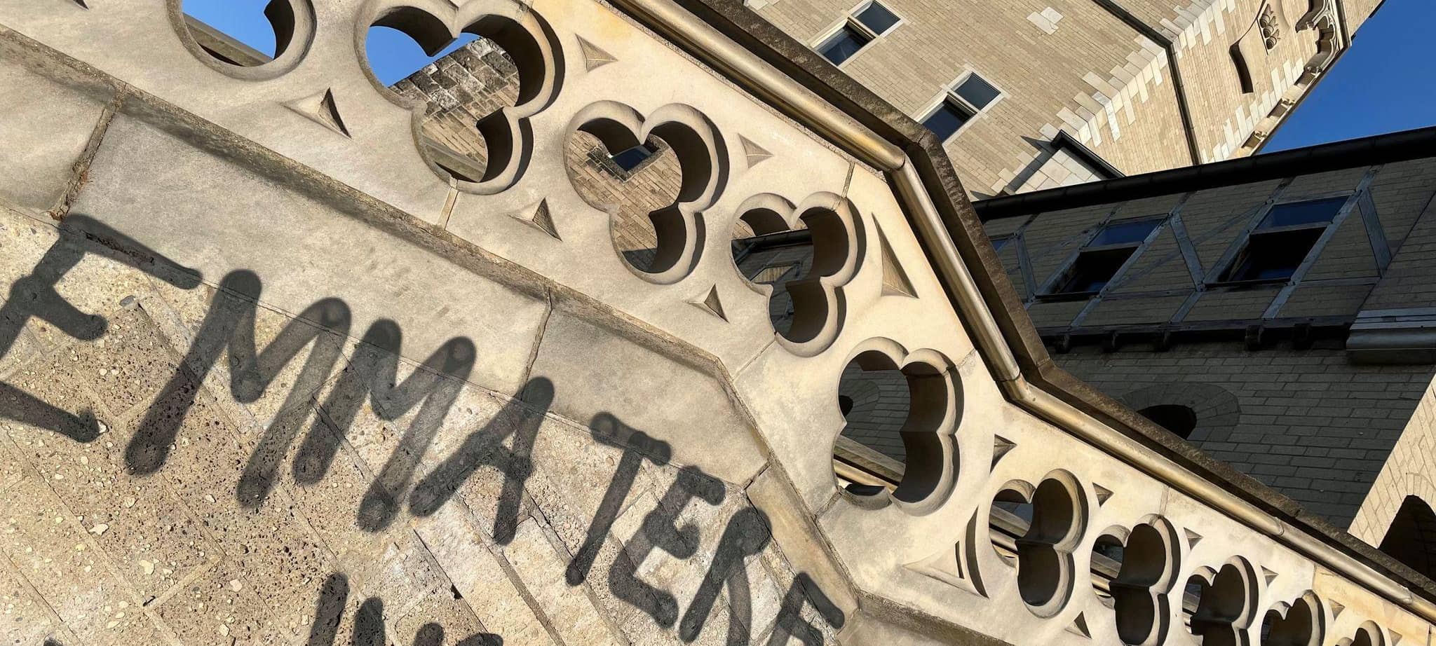 Graffiti auf dem Frauenturm von Alice Schwarzer