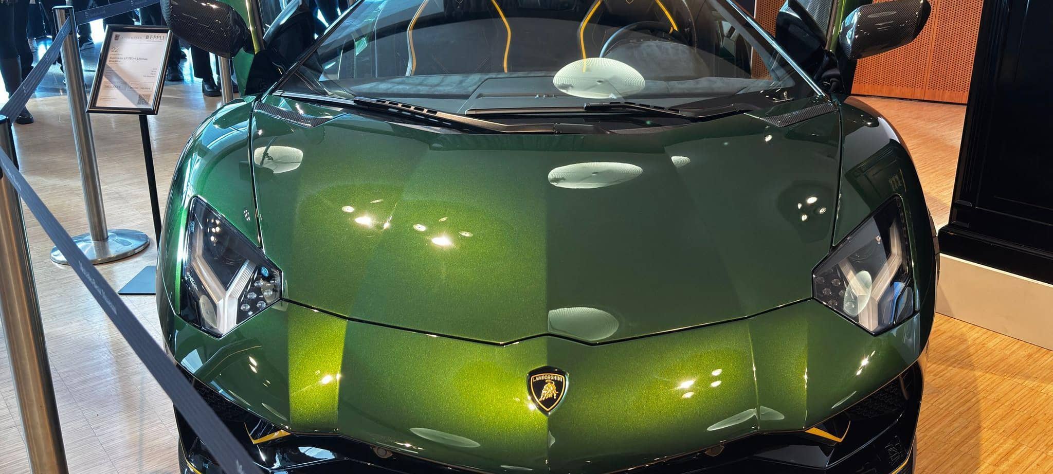 Justiz-Versteigerung von Luxus-Autos und Uhren