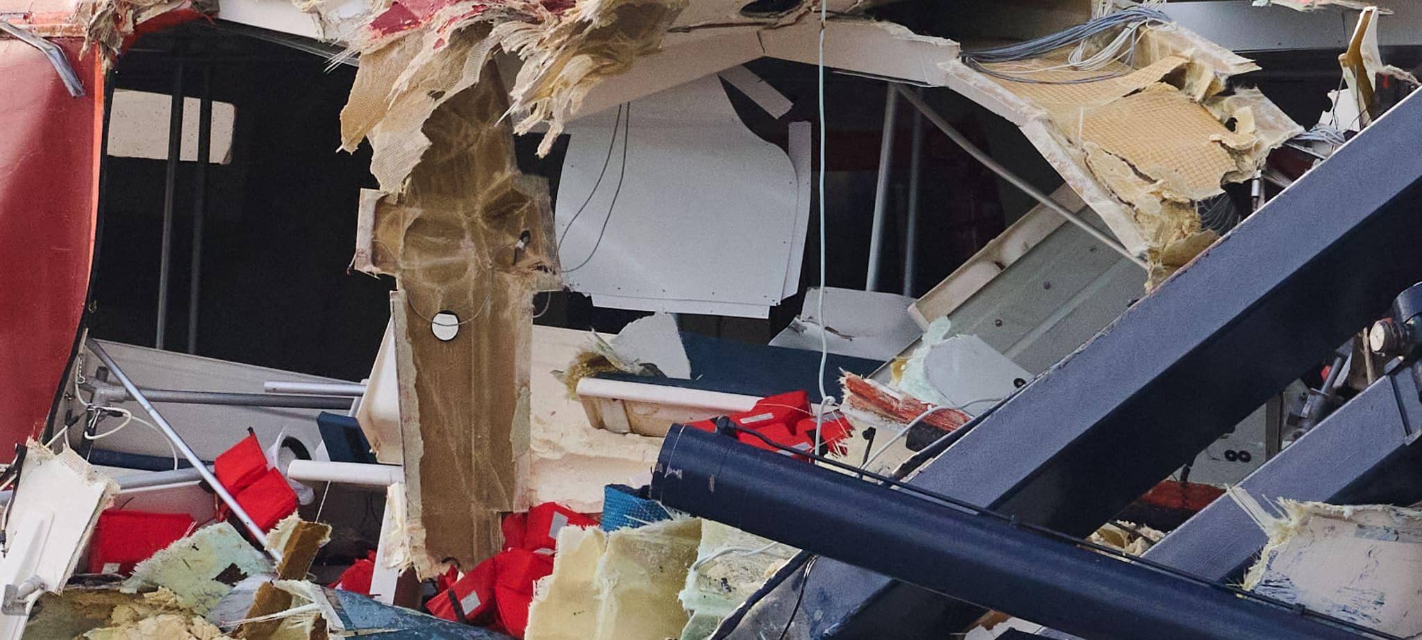 Kreuzfahrtschiff stößt mit Containerschiffen zusammen