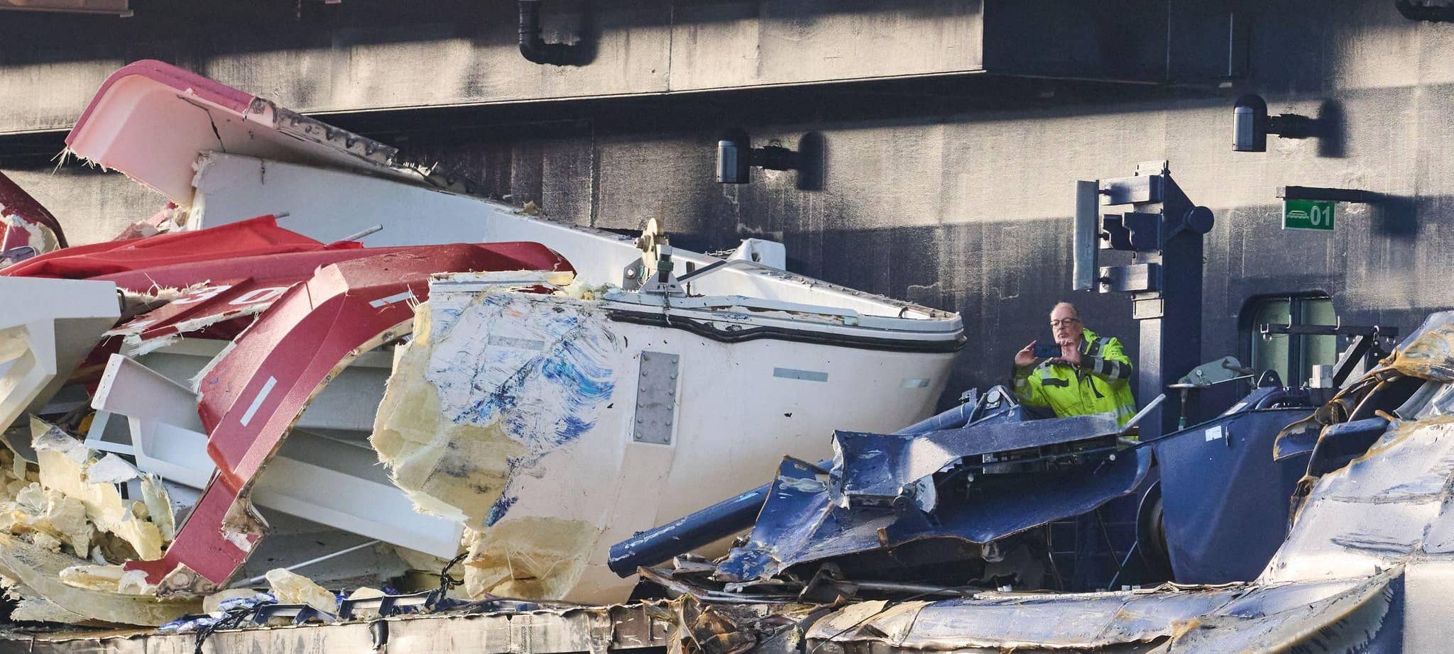 Kreuzfahrtschiff stößt mit Containerschiffen zusammen