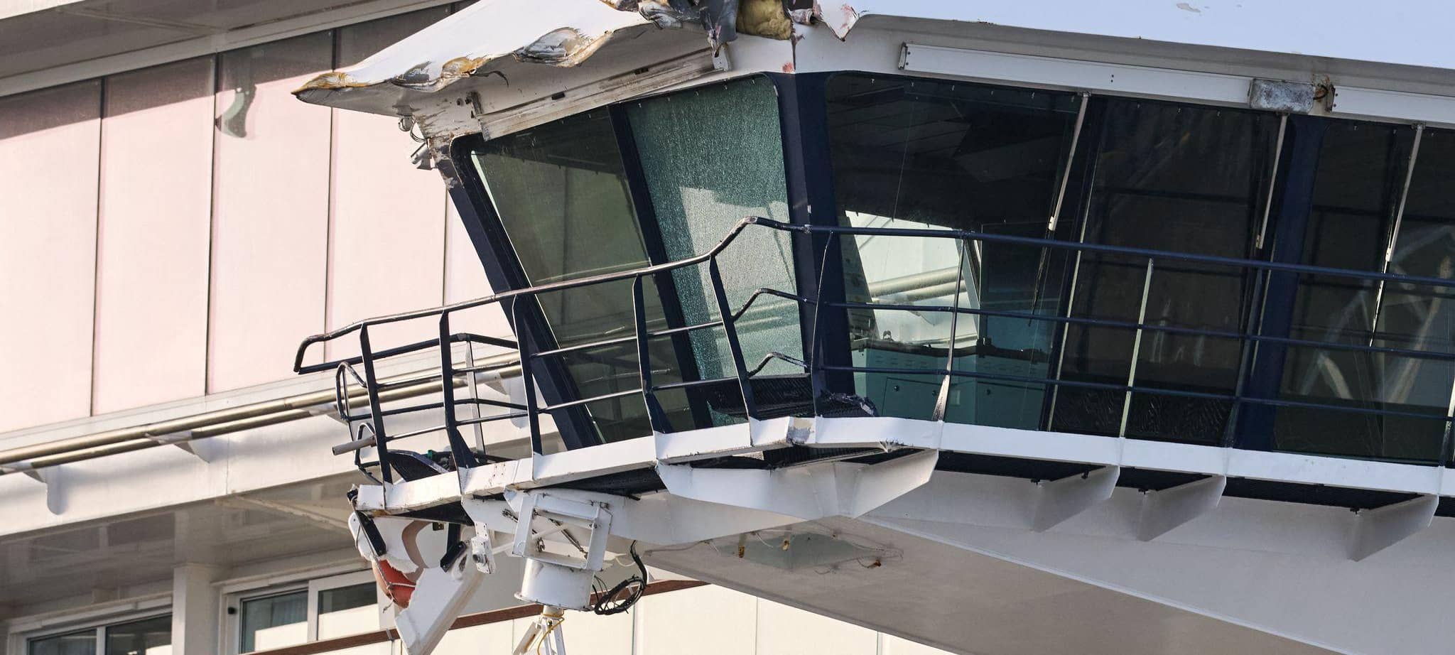 Kreuzfahrtschiff stößt mit Containerschiffen zusammen