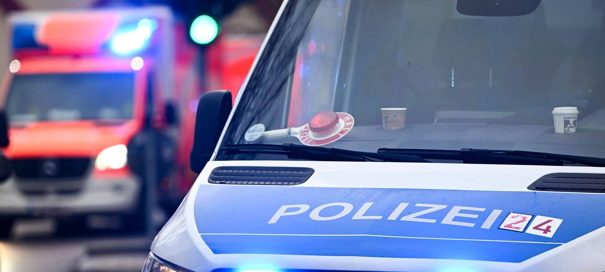 Polizei und Krankenwagen