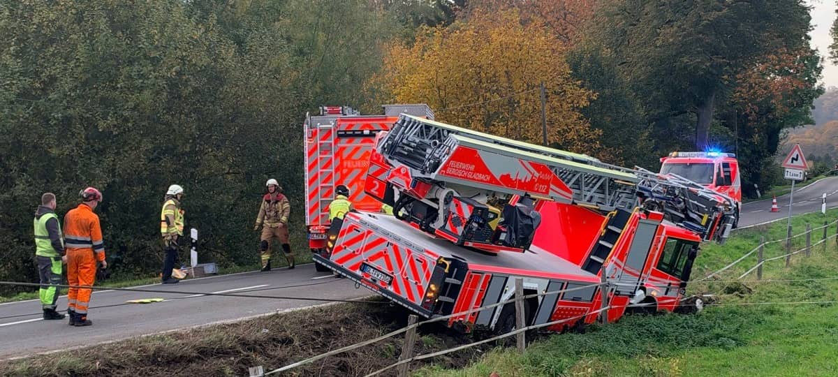 Verunglückte Drehleiter erfolgreich geborgen