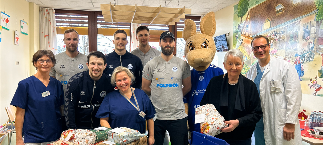 VfL: Geschenke in Kinderklinik verteilt